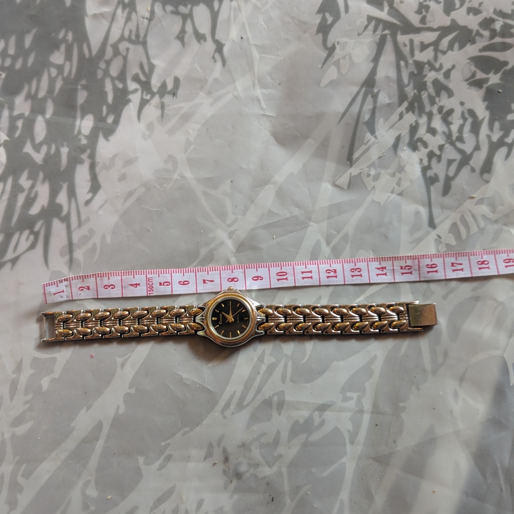 Source Unknown Gold Chain-Link Watch